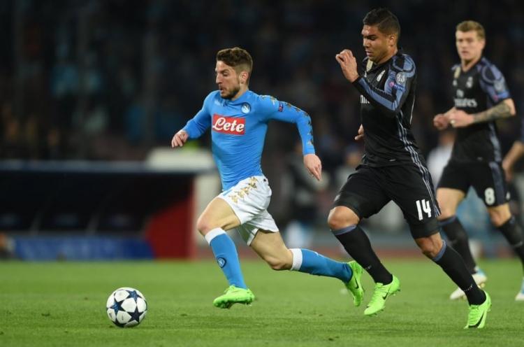<p>Maçın 66. dakikasında Real kalecisi Navas'ın müdahalesiyle yerde kalmasının dışında, Lucas Vazquez'in Mertens'e 86'da yaptığı hareketin de penaltı olduğu savunuldu.Maçın 66. dakikasında Real kalecisi Navas'ın müdahalesiyle yerde kalmasının dışında, Lucas Vazquez'in Mertens'e 86'da yaptığı hareketin de penaltı olduğu savunuldu.</p>
