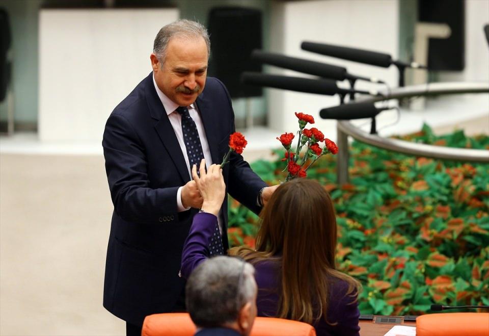 <p>Hamzaçebi, TBMM Genel Kurulunun açılışında, 8 Mart Dünya Kadınlar Günü dolayısıyla umut kırıcı bir konuşma yapmak istemediğini ifade etti.</p>
<p> </p>