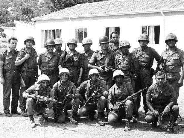 <p>Boğaz Bölgesinde Bulunan Kolordu Karargâhı Önünde Korgeneral Nurettin Ersin ve Hava İndirme Tugayı Komutanı Tuğgeneral Sabri Evren Karargâh Personeliyle</p>

<p> </p>
