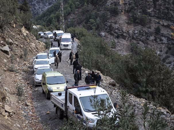 <p>Cenaze araçları, aralarında polis ve askerlerin de  bulunduğu çok sayıda kişinin itmesiyle yola devam ettikten sonra Köprücek'e  ulaştı.</p>

<p> </p>
