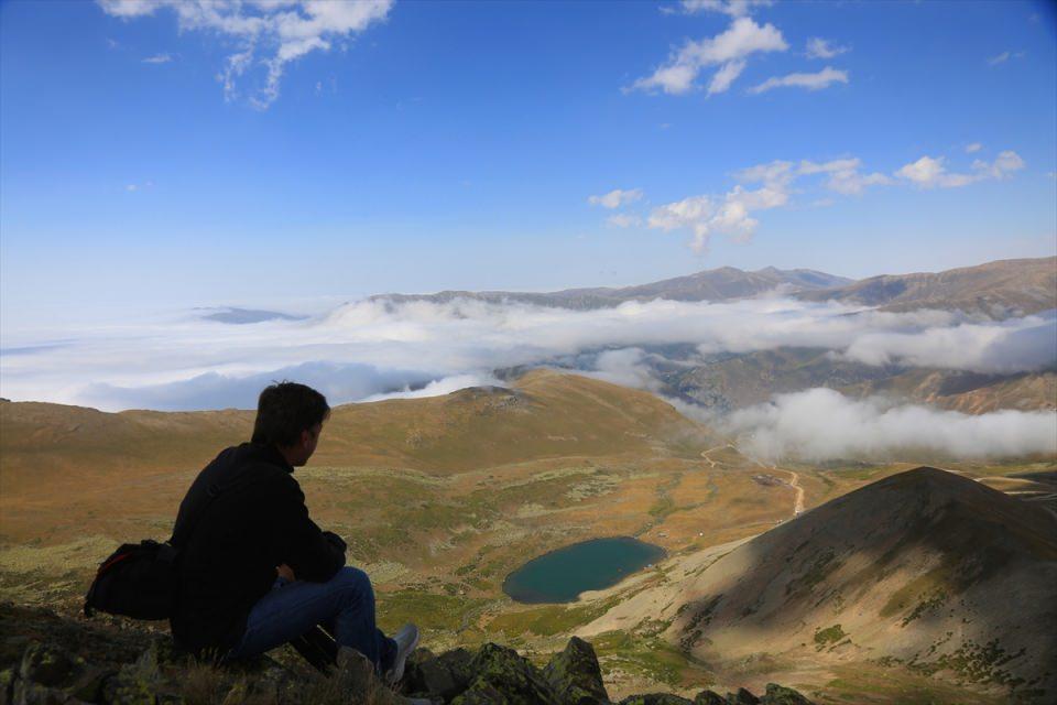 <p>Bayburt ve Trabzon'dan toprak yolla ulaşılan Aygır Gölü'ne gelen ziyaretçiler, şehrin stres ve gürültüsünden uzak doğayla baş başa bir gün geçirme fırsatı yakalarken gölün soğuk sularına ayaklarını sokarak serinlemenin tadını çıkarıyor.</p>