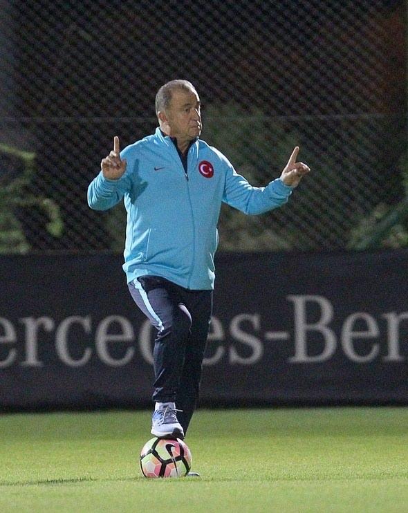 <p>Fatih Terim, antrenman sırasında çalışmayı sık sık durdurarak oyuncularına uyarılarda bulundu.</p>