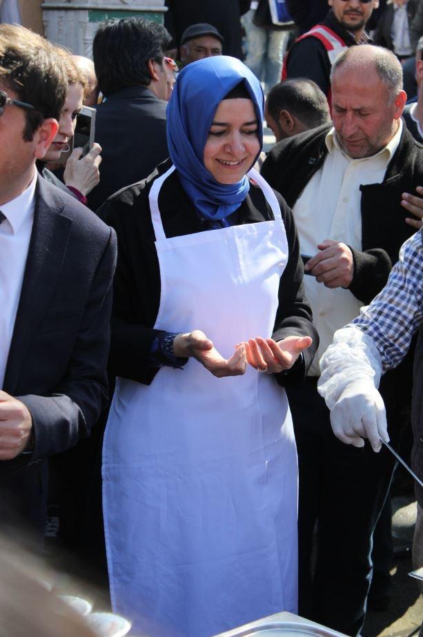 <p>Eldivenlerini takmadan elllerini hiçbir yere sürmeyen Bakan Kaya, </p>
