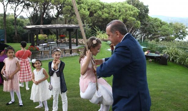 <p>Cumhurbaşkanı Recep Tayyip Erdoğan, Aile ve Sosyal Politikalar Bakanlığının bakımındaki çocukları ve şehit çocuklarını ağırladı.  </p>

<p><a href="http://video.haber7.com/video-galeri/59939-erdogan-cocuklarla-bayramlasti"><span style="color:#FFFF00">HABERİN VİDEOSUNU İZLEMEK İÇİN TIKLAYINIZ...</span></a></p>
