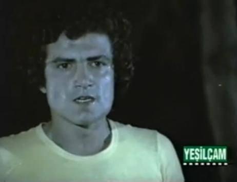 <p>Mersin'in Tarsus ilçesinde yaşayan 6 çocuk, 5 torun sahibi Cevdet Arıkan, AA muhabirine yaptığı açıklamada, 1948 yılında Adana'da doğduğunu, sinema hayatına 1964'de figüran rolleriyle başladığını söyledi.</p>
<p> </p>