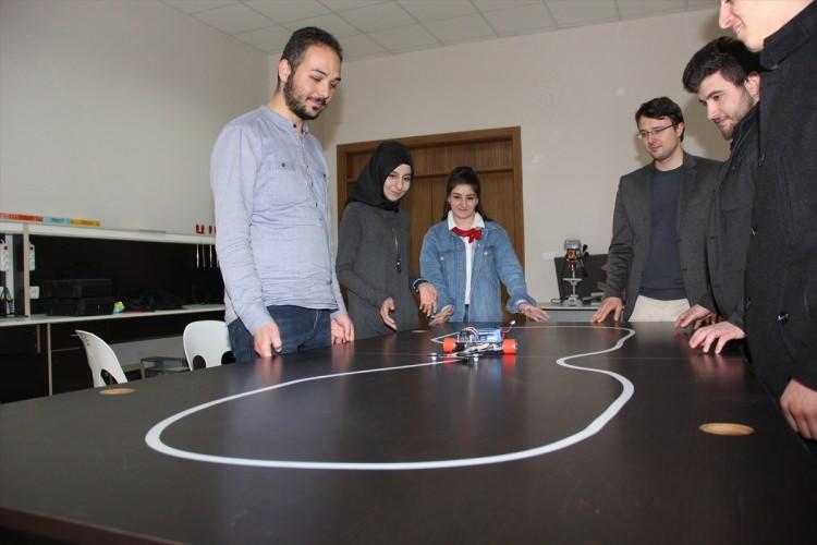 <p>"Günümüzde üretilen robotların çoğu tekerlekli sistemler üzerine kuruluyor. Bunu aşmak istedim. Çünkü bazı durumlarda tekerlekli robot sistemlerinin devrilme gibi olumsuz yanlarına şahit olabiliyoruz.</p>