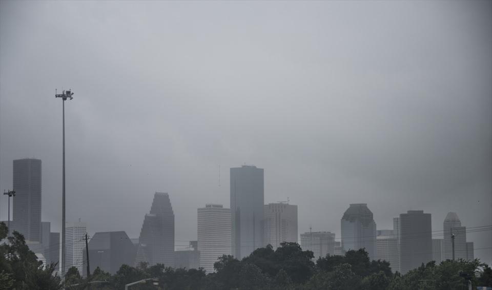 <p>ABD'nin Teksas eyaletinde etkili olan Harvey Kasırgası güneyin en büyük kentlerinden biri olan Houston'un sular altında kalmasına yol açarken, yaşanan felakette şu ana kadar en az 5 kişi yaşamını yitirdi.</p>

