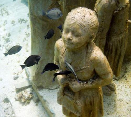 <p>İngiliz sanatçı Jason de Caires Taylor, Meksika’nın doğu kıyısı açıklarında 400 insan heykeli ile yapay canlı organizmaların ürettiği ‘resif' tasarladı.</p>

<p> </p>
