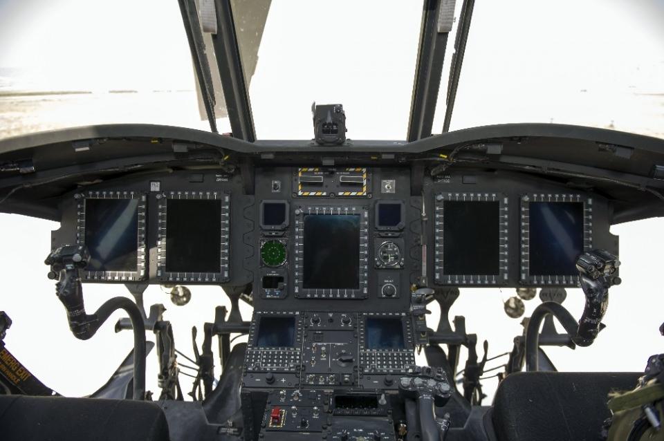 <p>Helikopterlerimiz her türlü coğrafi bölgede personel, malzeme nakli, orta genel maksat helikopterleri ile taşınamayan her türlü ağır malzeme, silah ve mühimmatların taşınması, hava hücum harekatı, kaza kırım yapmış hava araçlarının kurtarılması, hava indirme harekatı, arama kurtarma ve sıhhi tahliye, harici yük harekatı, top gibi silah ve zırhlı araçların nakli, mobil hareket merkezi ve yüklenebilen ek yakıt tankları ile ileri bölgede aynı anda iki, toplam 6 helikoptere yakıt ihmali yaparak ileri mühimmat yakıt ikbal noktası tesis edilmesi görevlerini icra edebilmektedir. </p>