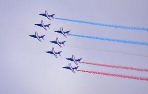 <p><br />
Paris Airshow, pazartesileri başlıyor, hafta sonlarını halk günü olarak müthiş bir kalabalıkla geçirerek pazar günü sonlanıyor. Böylece 7’den 77’ye herkesin ilgisi havacılığa çekiliyor, geleceğin uçak mühendisleri, pilotları ve işletmecilerinin yetişmesine katkı sağlanıyor.</p>