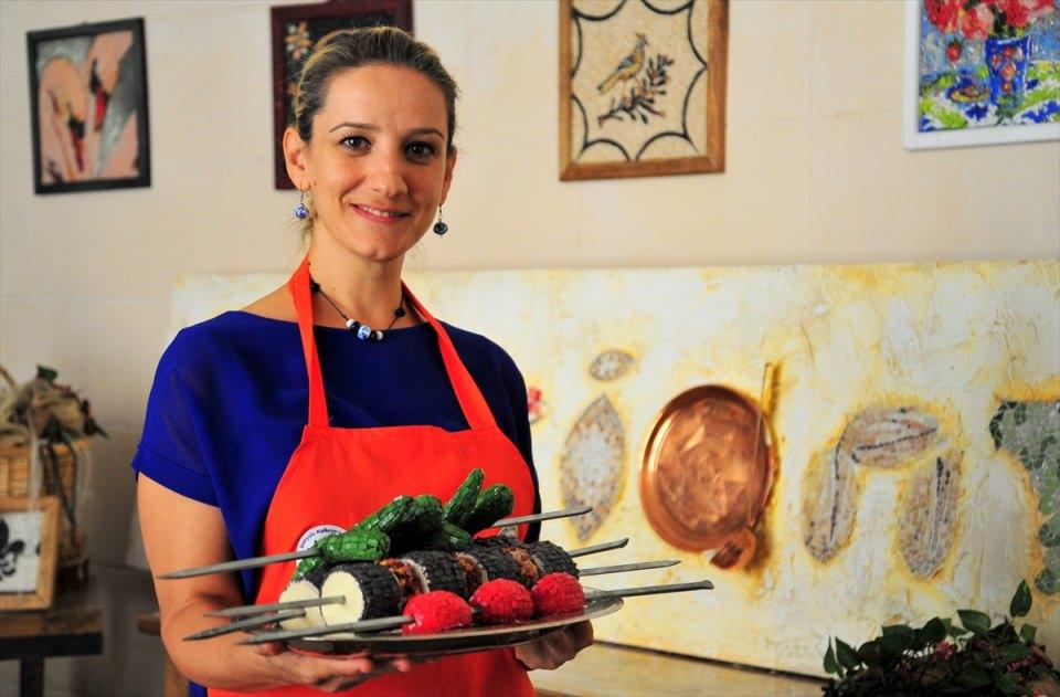 <p>Yaklaşık 10 gün süren çalışma neticesinde çimento harcı, cam ve köpük kullanan Sökücü, mozaikten iki şişe takılı gerçek boyutlarında patlıcan kebabını yaptı. Patlıcan kebabının yanında 1'er şişe takılı domates ve biber de yer aldı. </p>