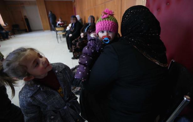 <div>Güvenlik güçleri, bir yandan barikatları kaldırıp çukurları kapatırken, diğer yandan da teröristlerin baskısı sonucu mahsur kalan vatandaşların "canlı kalkan" olarak kullanılmasını engellemek için titizlikle çalışıyor.</div>
<div> </div>