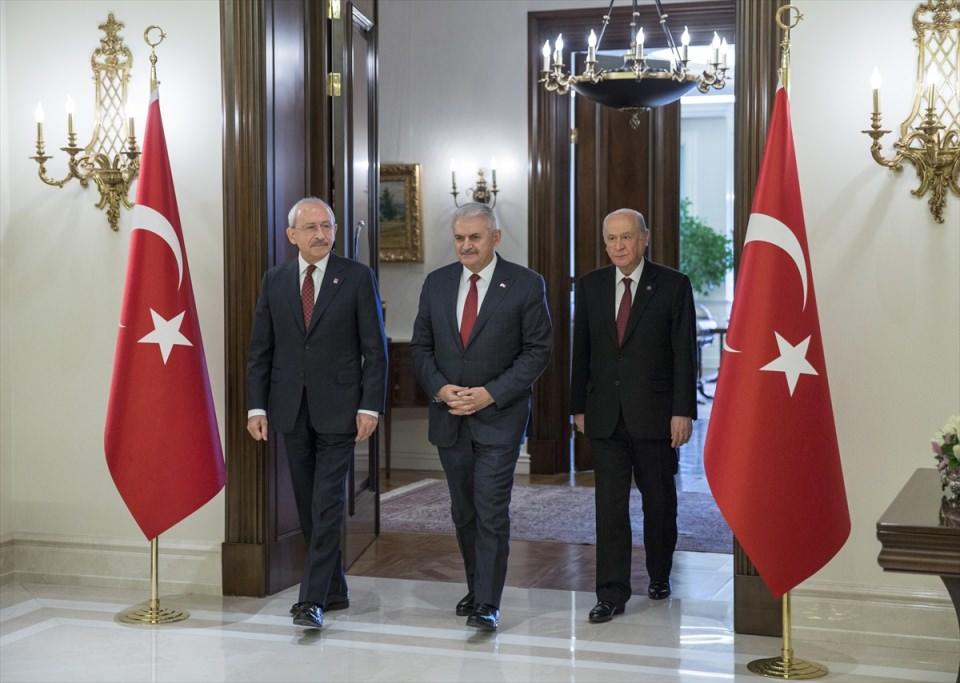 <p>AK Parti Genel Başkanı ve Başbakan Binali Yıldırım'ın, CHP Genel Başkanı Kemal Kılıçdaroğlu ve MHP Genel Başkanı Devlet Bahçeli ile görüşmesi sona erdi. Görüşme sonrası liderler ortak basın açıklaması yaptı.</p>

<p> </p>
