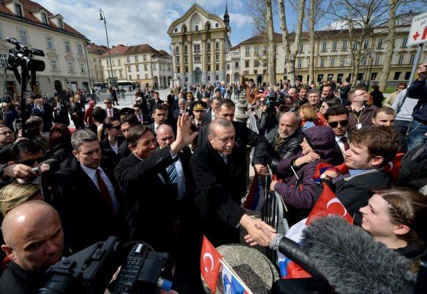 <p>Cumhurbaşkanı Erdoğan, gurbetçiler ve Slovenyalılarla selamlaştı.</p>
