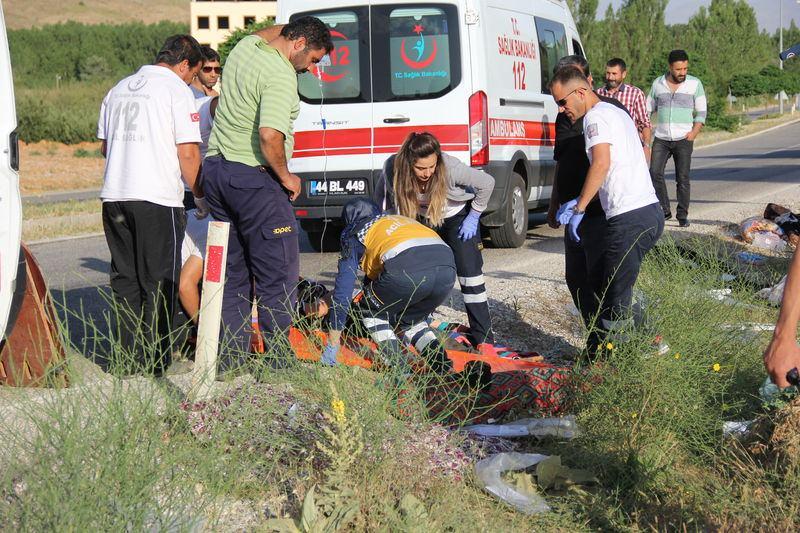 <p>Malatya'nın Doğanşehir ilçesinde mevsimlik işçileri  taşıyan minibüsün devrilmesi sonucu ilk belirlemelere göre 3'ü ağır 24 kişi  yaralandı. </p>

<p> </p>
