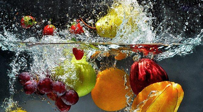 <p>3- Meyve ve sebzelerin temizliğinden emin olana kadar yıkayın.</p>
