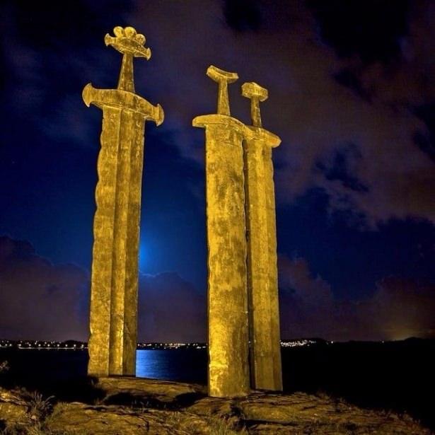 <p>Norveç'teki dev kılıç anıtı; Sverd i fjell</p>

<p> </p>
