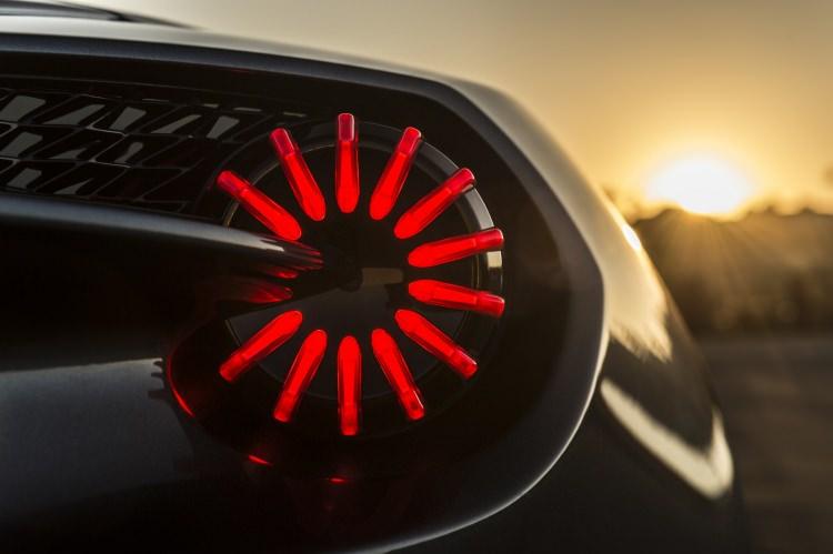 <p>Arka farlarda Vulcan'ın özel cool blade ürünleri var. Ön ızgarada Zagato'nun 3 boyutlu Z logosu dikkati çekiyor.</p>
