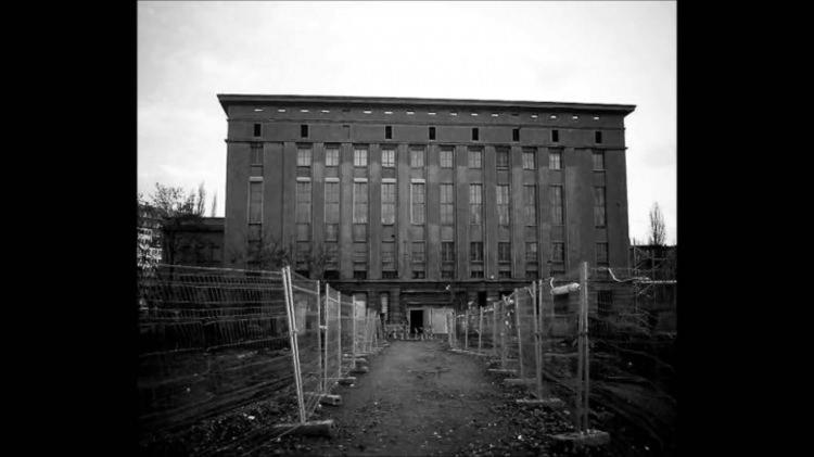 <p>17. Berghain Elektro Müzik Binası</p>
