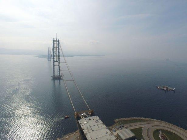 <p>İzmir Ticaret Odası Başkanı Ekrem Demirtaş, kent nüfusunun giderek artmasına paralel olarak trafiğin günün her saatinde sıkışmaya başladığını, bunun da İzmirlilerin yaşam kalitesini bozduğunu dile getirdi.</p>