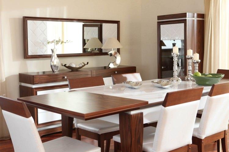 <p>Yemek masaları geniş evlerde ayrı bir odaya kurulurken küçük evlerde salonun ayrılmaz parçası olarak bulunur.</p>

