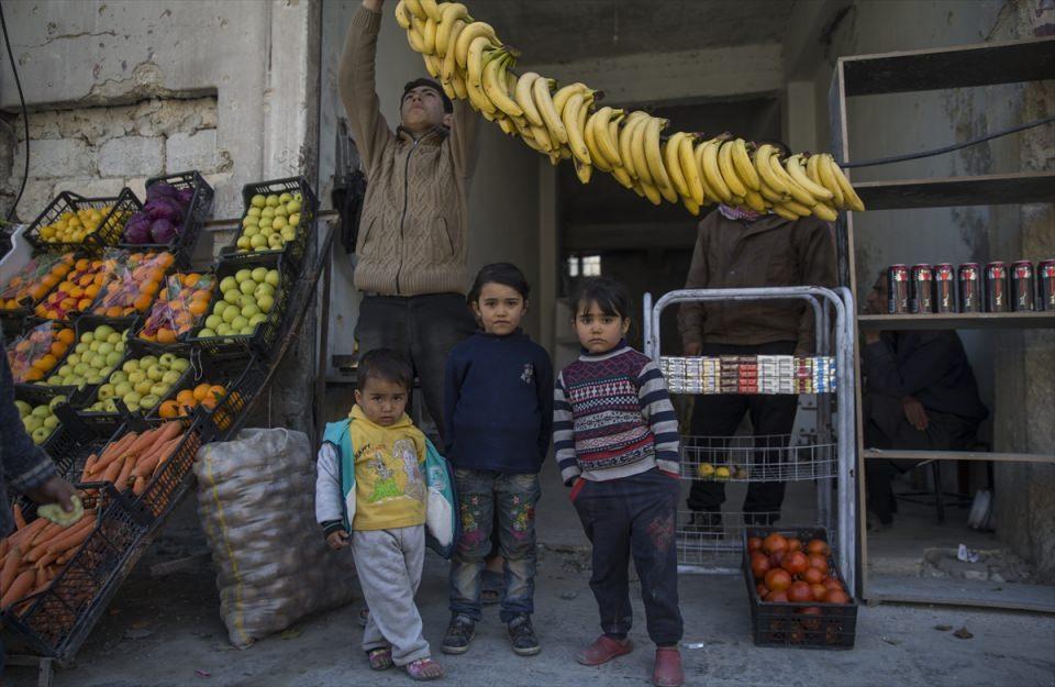 <p>Sokak ve caddelerde her ge&ccedil;en g&uuml;n hareketliliğin arttığı Bab'da esnafın d&uuml;kkanlarını a&ccedil;tığı ve seyyar mazot satıcılarının bidonlarla yakıt sattığı g&ouml;r&uuml;ld&uuml;.&nbsp;</p>

<p>&nbsp;</p>
