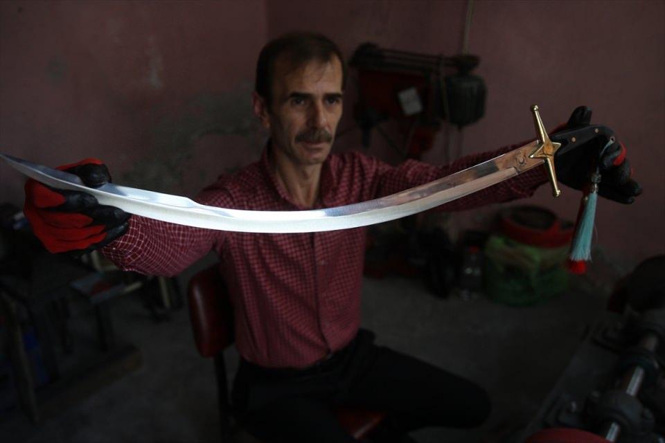 <p><strong>"Kılıcın üzerine Osmanlı'nın ilk tuğrasını işledik"</strong></p>
<p>1326 Osmanlı Kılıç Kalkan Okçuluk ve Spor Kulübü Derneği Başkanı Hüseyin Karlık, AA muhabirine yaptığı açıklamada, Etnospor Kültür Festivali'ne Bursa'yı temsilen katılacaklarını söyledi.</p>