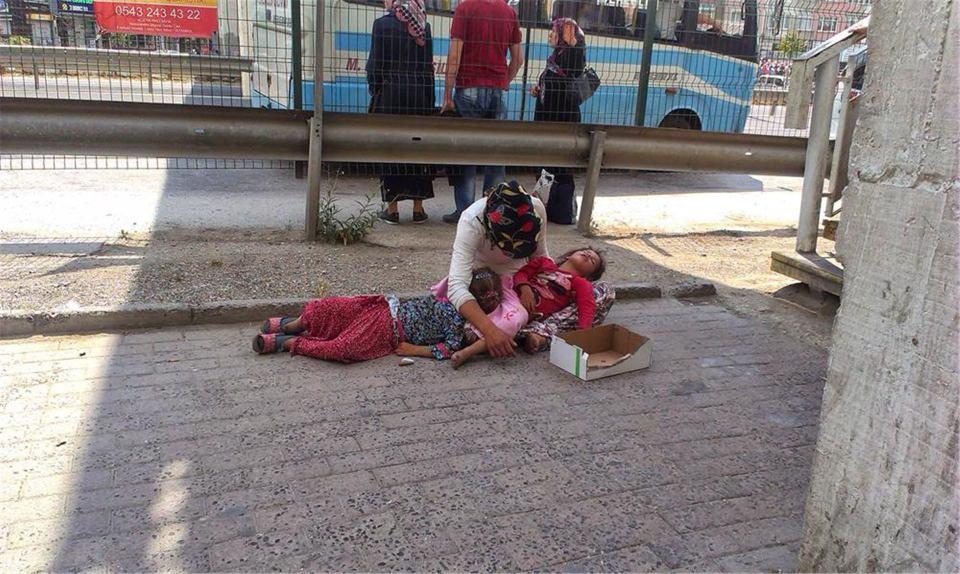 <p>Yoldan geçen sayısız insan ona para veriyor. Kötü bir niyeti olduğunu düşünmeden, her zaman cebindeki son kuruşu ve üzerindeki son kıyafeti hayırlı bir iş yaptığını düşünerek vermeye hazır olan insanlar. Bir ay boyunca bir dilencinin yanından geçtim. Bunun çete kontrolünde bir aldatmaca olduğunu bildiğim için dilenciye para vermedim. Bir ay sonra dilencinin önünden geçerken aniden bir şey fark ettim…</p>
<p> </p>