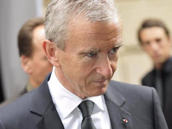 <p>Bernard Arnault <br />
<br />
Net varlığı: 40 milyar dolar <br />
<br />
Yaş: 67 <br />
<br />
Ülkesi: Fransa <br />
<br />
Şirket ismi: LVMH</p>
