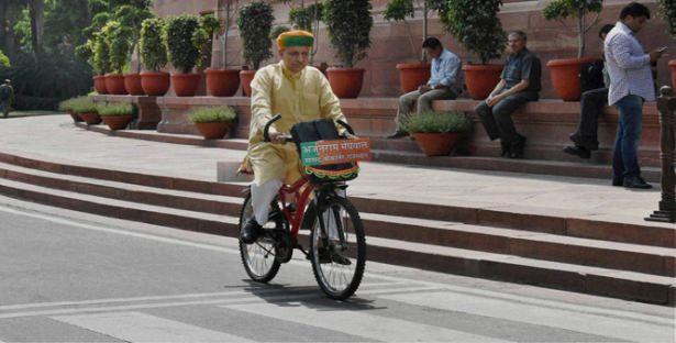 <p>Hintli parlementerler genellikle d&ouml;rt tekerli ara&ccedil;larla g&ouml;r&uuml;nmeyi iki tekerlilere tercih ediyor.&nbsp;</p>
