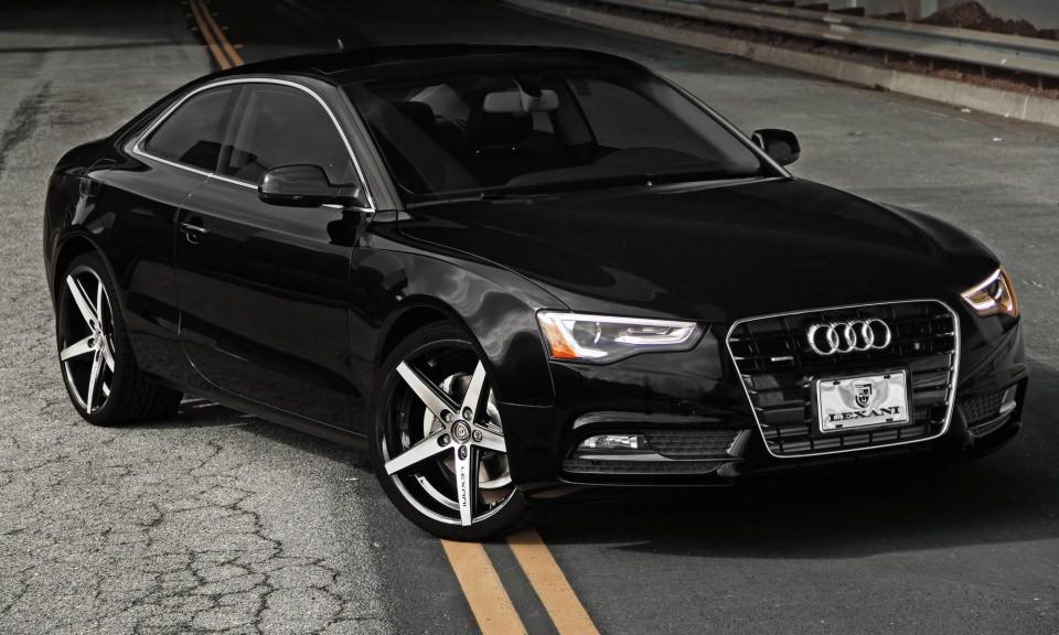 <p><strong>AUDİ A5</strong><br />
Sivri burun yapısı ile yeni Audi A5 dinamik yapısını ön plana koyuyor. A5'te 150 HP gücündeki 1.4lt'lik baz motor mevcut. Bu yönü ile C Serisi Coupe ile erişilebilirlik anlamında rekabet ediyor.</p>