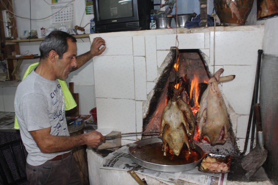 <p>Hazırlanması zaman aldığı için önceden randevu alıyoruz. Müşterilerimizin bize 10 gün önceden haber vermesini istiyoruz" diye konuştu. Uysal, bir sezonda 500 - 600 kaz sattıklarını sözlerine ekledi.</p>
