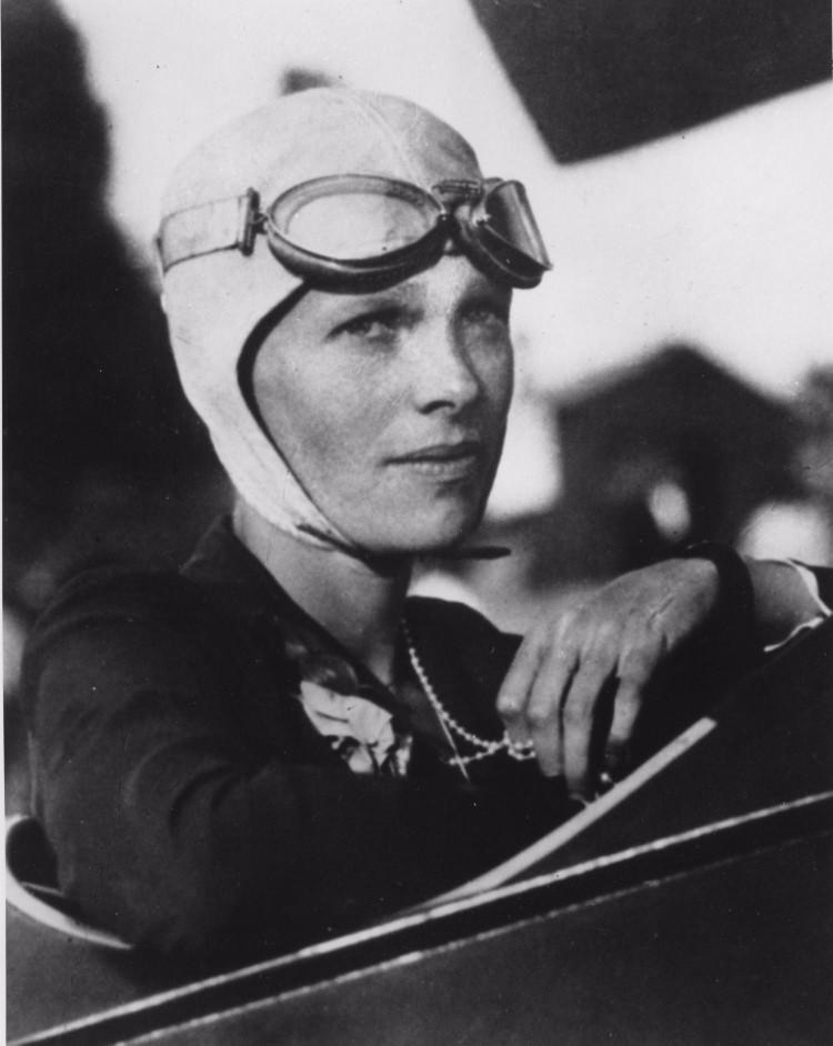 <p><strong>Amelia Earhart (1897-1937)</strong></p>
<p>Atlas Okyanusu'nu uçakla tek başına geçen ilk kadın pilottur. Fred Noonan ile çift motorlu bir uçakla dünya turuna çıktı. Yolculuğunun üçte ikisini tamamladığı sırada, uçak Pasifik Okyanusu'nun ortalarında kayboldu ve Earhart'ın izine bir daha rastlanamadı.</p>