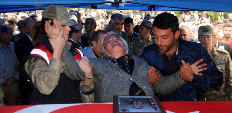<p>Bu sırada şehidin babası Erdoğan ve annesi Emine Çetinkaya ile yakınları gözyaşı döktü. Şehit torunuyla aynı adı taşıyan dede Mevlüt Çetinkaya, "Oğlum ben senin düğün yolunu beklerken, tabutun geldi. Ben de senin yanına geleceğim." dedi. </p>