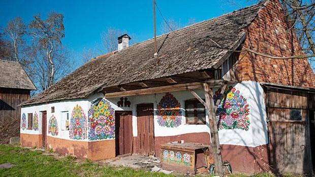 <p>Polonya'nın Zalipie köyünde yaşayan bir kişinin, evinin mutfağındaki is lekelerini kapatmak için yaptığı çiçekler bugüne ulaştı. </p>
