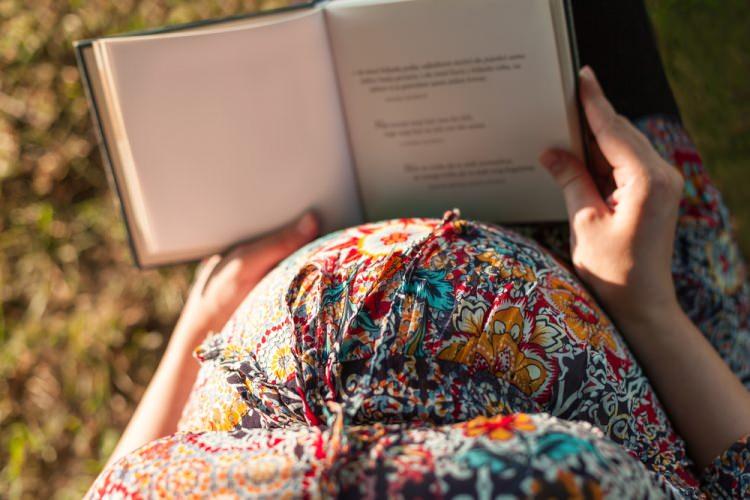 <p>Hamilelik duygusunu ilk kez tadacak olmanın verdiği his ile bir an evvel doğacak olan çocuğunuz için hazırlık yapmak istiyorsanız, doğru kaynak ve adreslerden bilgilenmeniz önemlidir. Bizlerde sizler için yararlı olacağını düşündüğümüz, hamilelik dönemi boyunca sıkılmadan okuyabileceği  20 kitabı sizlere derledik.</p>
