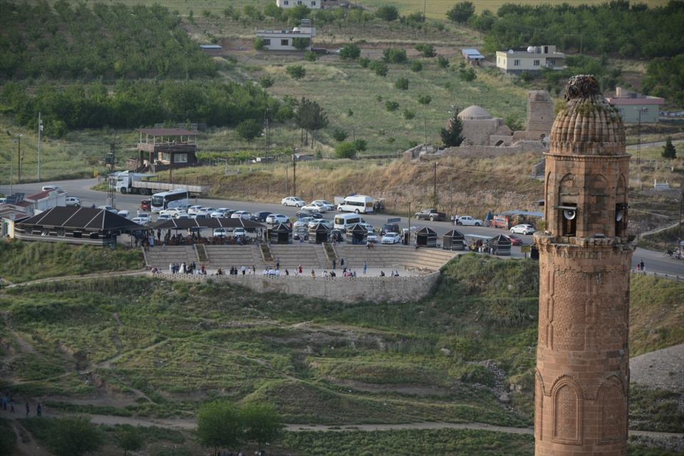 <p>Bu zararın artık bize yansımasını halk olarak kabul etmiyoruz. Taşınacak olan El Rızk, Kızlar ve Sultan Süleyman camilerinin minarelerinde bin 200 yıldır okunan ezan, Allah'ın izni ile yeni Hasankeyf'te okunmaya devam edecek."</p>

<p> </p>
