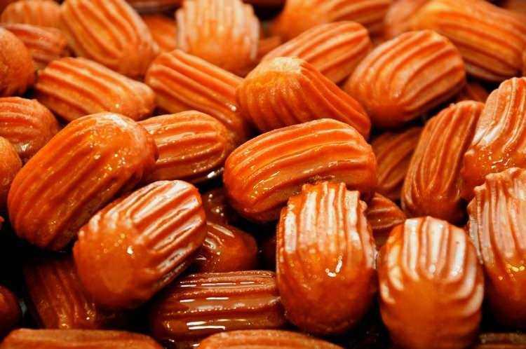 <p>1 adet orta büyüklükte tulumba tatlısı - 130 kcal - </p>
