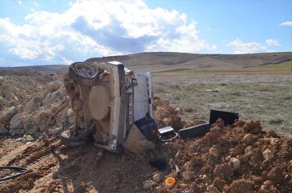 <p>Kazada yaralanan sürücüler ile 42 L 9638 plakalı otomobildeki Nezaket (44), Asiye (45) ve İsmail Murat Ekiz (22), 112 Acil Servis ekiplerince Dr. Vefa Tanır Ilgın Devlet Hastanesine kaldırıldı. Yaralıların hayati tehlikelerinin bulunmadığı öğrenildi. </p>
<p> </p>