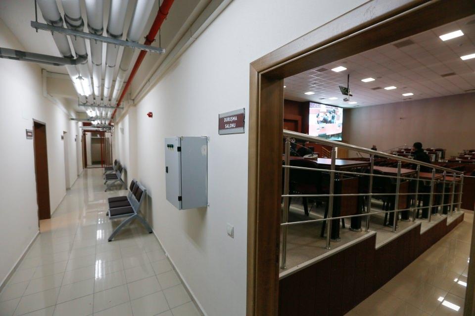 <p>Hakim, savcı, katip, baro, jandarma ve basın odaları ile kafeteryanın da bulunduğu bölümlerin zemin ve duvar döşeme çalışmaları sona ererken, tutukluların salona güvenli bir şekilde getirilmesi için 38 metrelik geçiş tüneliyle, 7 bölümden oluşan nezarethane ile nizamiye binası hükümlülerce inşa edildi.</p>

<p> </p>
