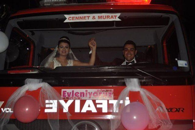 <p>İtfaiye aracını süsleyen Murat Yılmaz ve Cennet Kılıç (23) çifti, kendisine eşlik eden diğer araçlarla konvoy halinde ilçenin cadde ve sokaklarından geçti. Bu araçla düğün salonuna gelen çifti, mesai arkadaşları yalnız bırakmadı. Gelin arabası düğün salonundaki davetlilerin de ilgisini çekti.</p>
<p> </p>
<ul>
</ul>
<ul>
</ul>