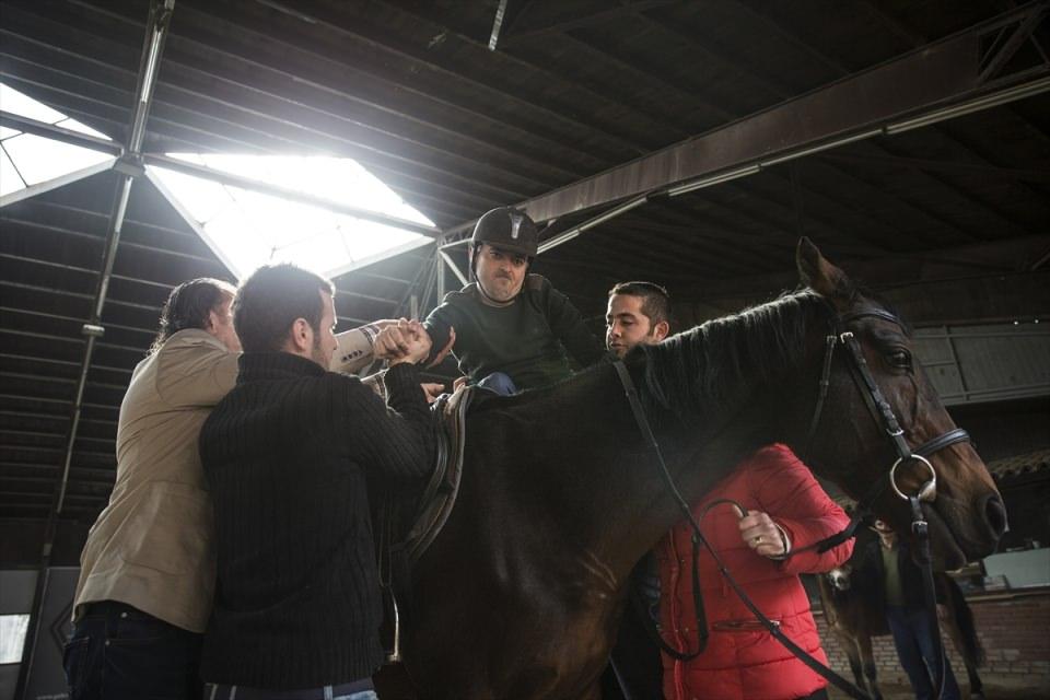 <p>Hastaların, fizyoterapist ve doktor yönlendirmesiyle kulüplerine geldiğini kaydeden Uygur, "Engelli bireyi en iyi fizyoterapisti tanır. Biz de onların yardımıyla çocuklarımızın hangi rahatsızlıkları varsa, uyarılması, üzerinde durulması gereken yerler nerelerse ona göre bir program uyguluyoruz. Her engelli bireye aynı tedaviyi uygulayamıyoruz" diye konuştu.</p>
<p> </p>