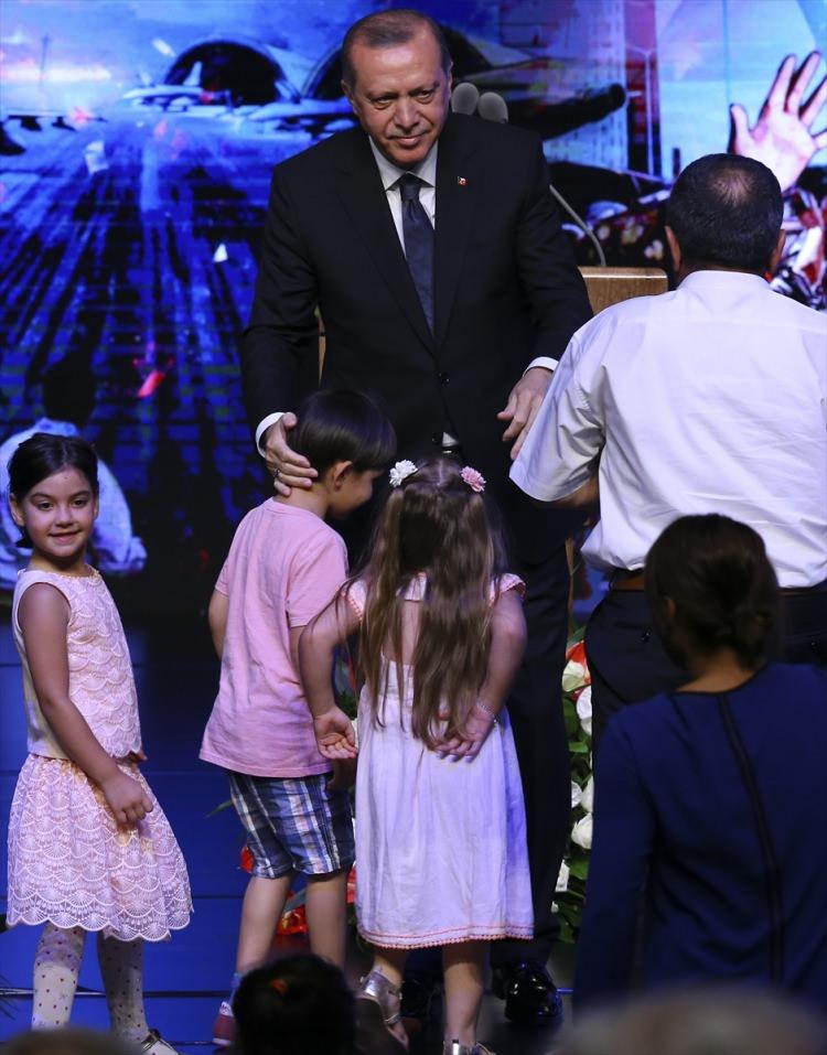 <p>Cumhurbaşkanı Erdoğan, programın sonunda sahneye çıkan çocuklarla sohbet etti.</p>
