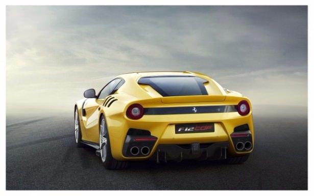 <p>Ferrari Centro Stile (Ferrari Tasarım Merkezi) tarafından tasarlanan yeni F12tdf, F12 Berlinetta’nın heykelsi tasarımını genel olarak koruyor. Bununla birlikte önden arkaya kadar gövde panelleri yeniden şekillendirilirken, ön ve arka tekerlek yuvaları daha da genişletilerek daha saldırgan bir görünüm elde edilmiş. Arka spoyler artık 60 mm daha uzun ve 30 mm daha yüksek bir yapıya kavuşurken, bastırma kuvvetini arttırmak amacıyla daha dik tasarımıyla kendini belli ediyor. Ön alt spoylerden marşpiyellere, yan hava girişlerinden difüzorlere kadar birçok noktasında karbon fiber kullanılarak daha hafif bir yapıya kavuşan F12tdf’in kabin içinde de kokpitten kapı panellerine kadar birçok noktada bu dayanıklı malzemenin kullanılması dikkat çekiyor. 1415 kg’lik boş ağırlığa sahip F12tdf, karbon fiber malzeme kullanımı ve gövde, kokpit, motor ile şanzıman düzeninde gerçekleştirilen baştan aşağı yeni tasarım anlayışı sayesinde F12Berlinatta’ya göre 110 kg daha hafif olmasıyla da ön plana çıkıyor.</p>
<p> </p>