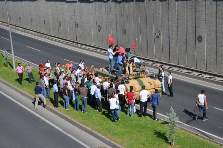 <p>Çok dallı budaklı bir iş, çözmekte kararlıyız. Yaşananlardan ders çıkarılmalı. Darbe heveslilerinin içeride olabileceği konusunda tedbirli olunmalı. Darbe işi gündemden kalkacak.</p>
