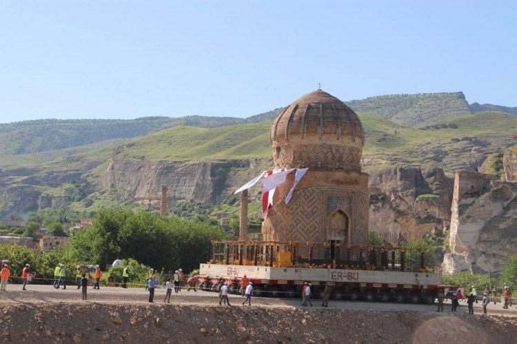 <p>Hasankeyf içerisinde bulunan ve sabah saat 07.45'te Türkiye'de ilk kez kullanılan özel bir sistem ile tek parça halinde taşınmasına başlanan Zeynel Bey Türbesi, 4 saat süren yolculuktan sonra, saat 11.45'te konulacağı yeni yerine ulaştırıldı.</p>