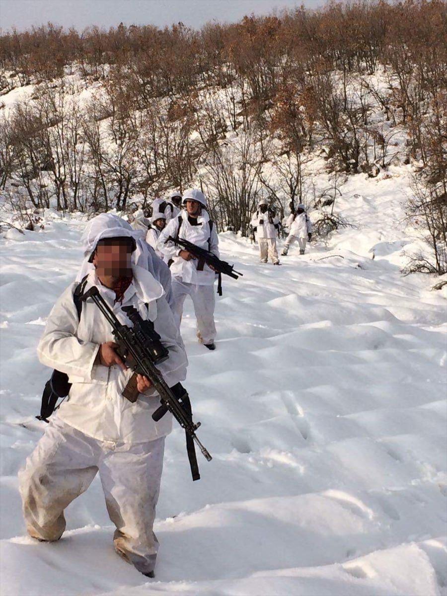 <p>Diyarbakır'ın Lice, Hazro ve Kocaköy ilçelerinde düzenlenen "Bayrak-35 Şehit Uzman Jandarma Çavuş Osman Öz Müşterek Birlik Operasyonu"nun başarıyla tamamlandığı bildirildi.</p>