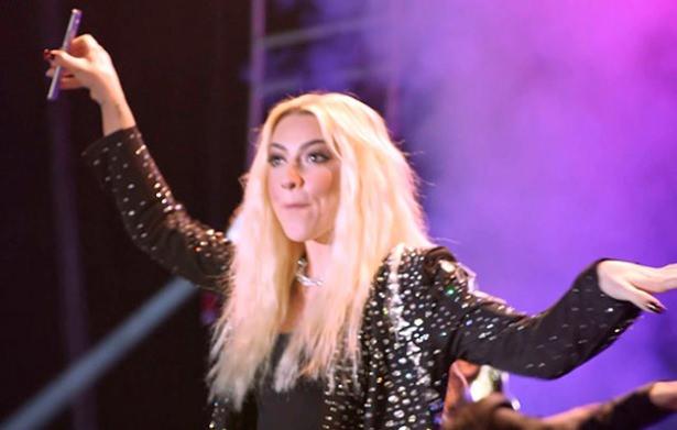 <p>Hadise'nin, bu yaza yetiştirmeyi düşündüğü beach'inin arazisini 2 milyon Euro'ya satın aldığı öğrenildi.</p>

<p> </p>
