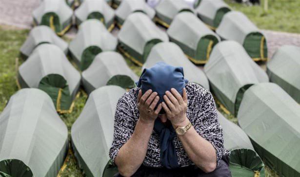 <p>Otobüs ve kamyonlara bindirilen Boşnaklar'dan 8 bin 372'si götürüldükleri ormanlık alanlarda, fabrikalarda, depolarda hunharca katledildi. <br />
<br />
Katledilenlerin cenazeleri, ülkedeki çeşitli toplu mezarlara gömüldü. Soykırımda katledilenlerin bir kısmının cesedine ise bugüne kadar hala ulaşılamadı.</p>