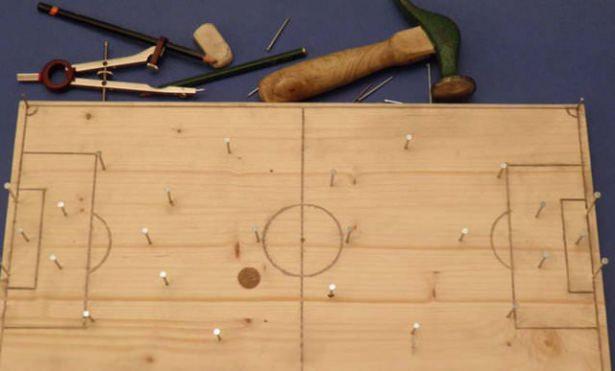 <p>Tahtaya çakılmış çivilerle futbol oyunu</p>
<p> </p>